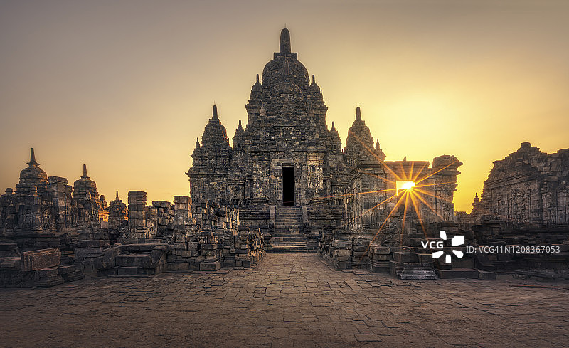 印度尼西亚爪哇岛日落时分的日惹普兰巴南寺庙图片素材