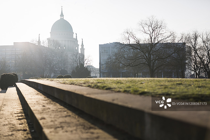 德国波茨坦统一广场和圣尼古拉斯教堂的轮廓图片素材