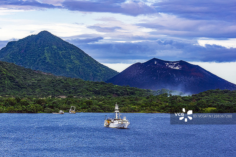 大洋洲,Papua New Guinea, Island of New Britain, Tavurvur and Vulcan across sea图片素材