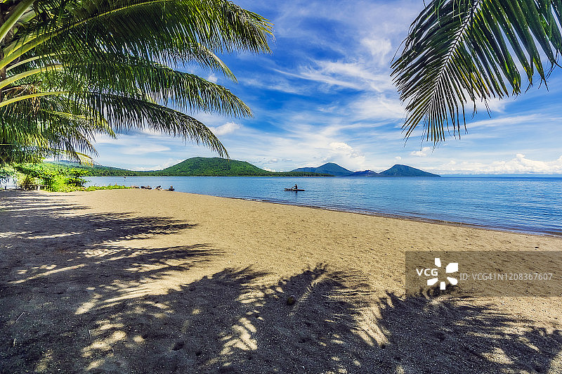 巴布亚新几内亚新不列颠省拉包尔新不列颠岛的沿海海滩图片素材