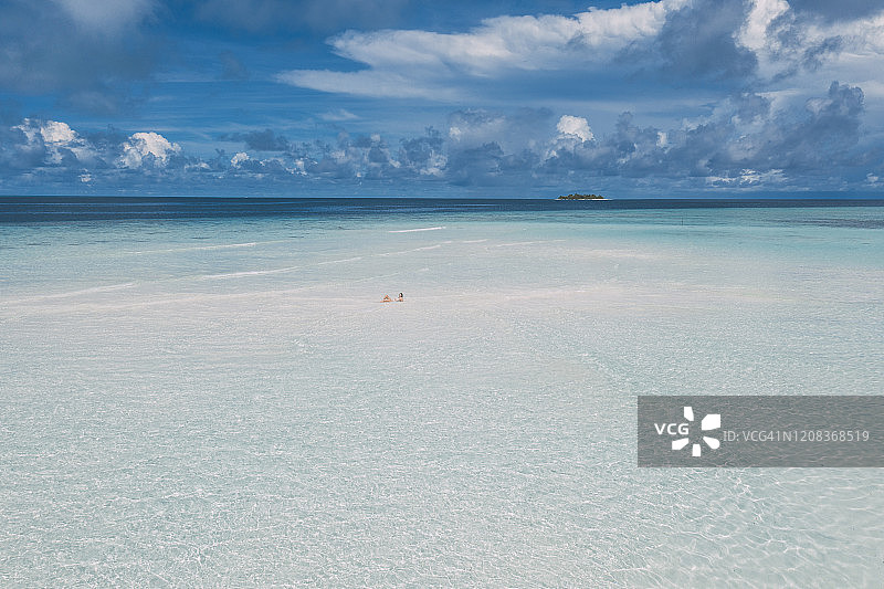 女子躺在马尔代夫Gaafu Dhaalu环礁Maguhdhuvaa岛海边的沙洲上图片素材