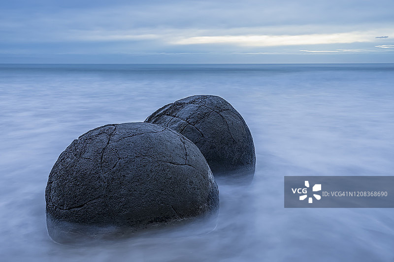 新西兰南岛：摩拉基海滩的圆形石头图片素材