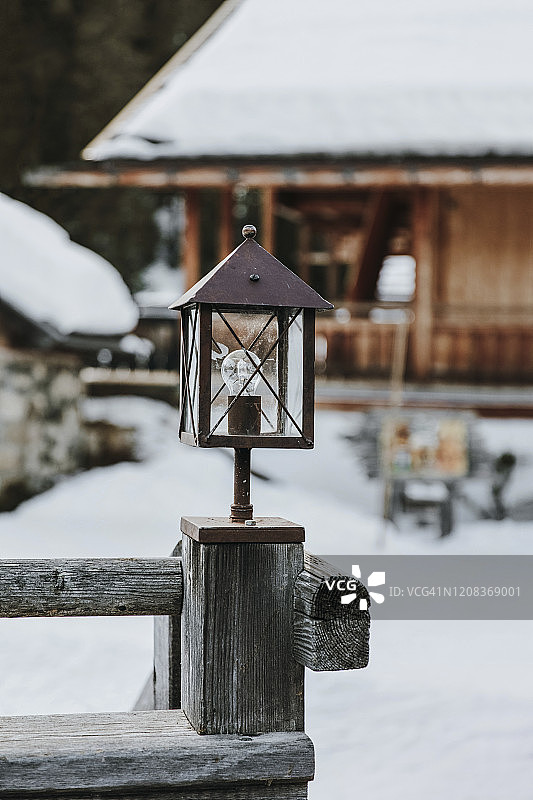 意大利博尔扎诺Alpe di Siusi雪中小屋木栅栏上的灯笼图片素材