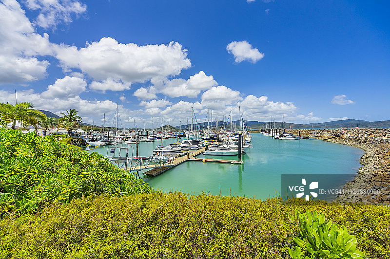 澳大利亚艾尔利海滩港口船只上的夏日云彩图片素材