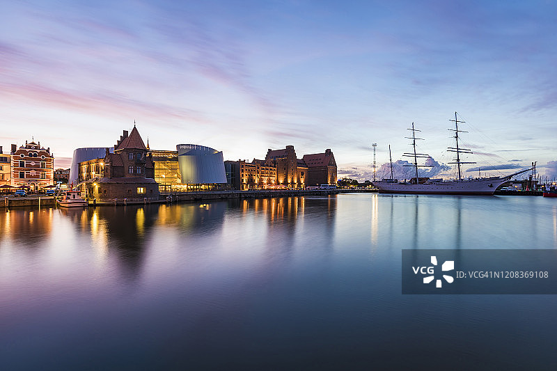 德国施特拉尔松德海岸小镇黄昏景色图片素材