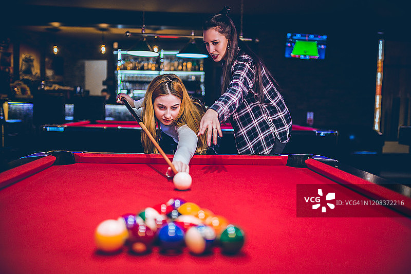年轻女性打台球图片素材