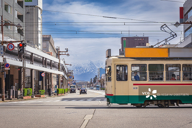 富山市街头的有轨电车图片素材
