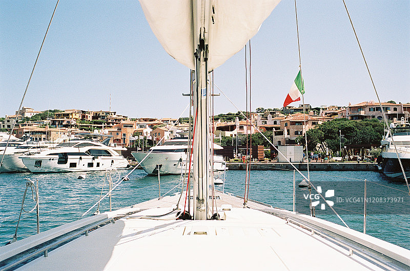 撒丁岛切尔沃港白色帆船船头景观图片素材