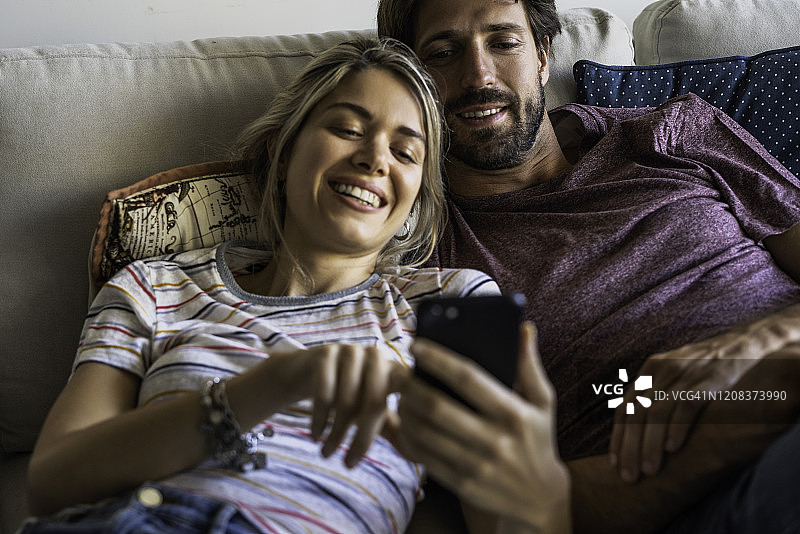 情侣使用智能手机图片素材