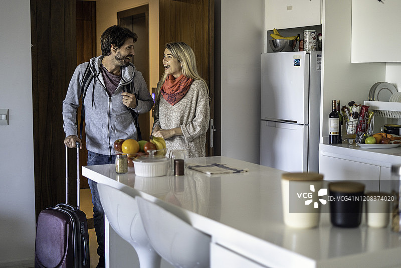 年轻夫妇搬入新家图片素材