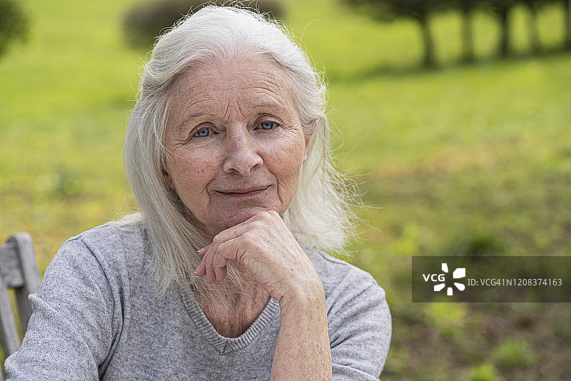 在花园里微笑的年长女性图片素材
