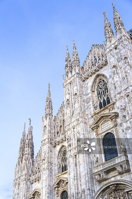 晴空下的米兰大教堂图片素材