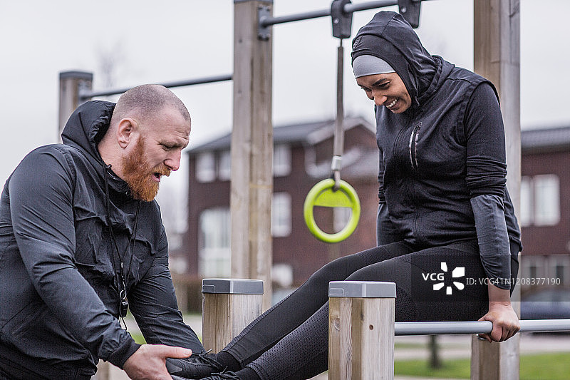 年轻穆斯林女运动员和她的教练图片素材