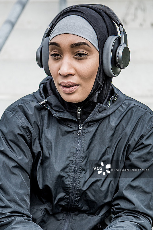 美丽的年轻穆斯林女运动员图片素材