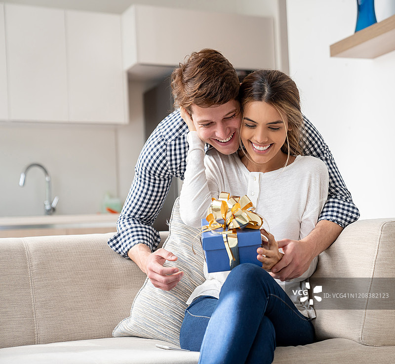 美丽女人收到惊喜礼物与伴侣亲密图片素材