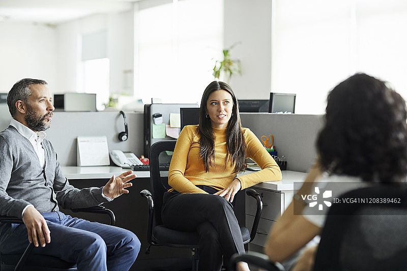 商人向女商人讲解策略图片素材