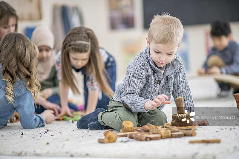 玩积木的小男孩图片素材