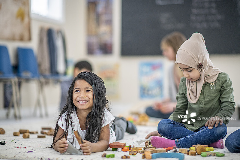幼儿园里一起玩耍的女孩们图片素材
