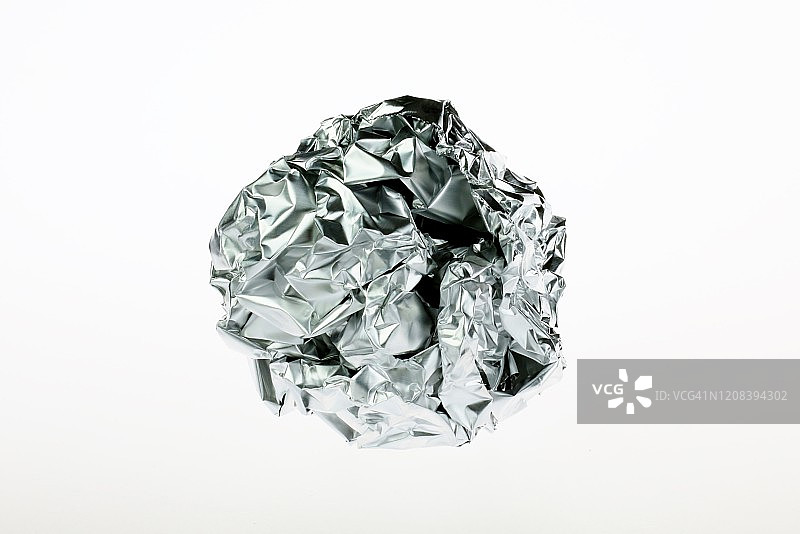 白色背景上的铝箔球图片素材