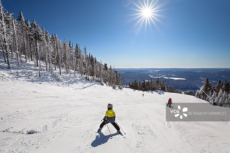 在翠湖山庄的年轻滑雪者图片素材