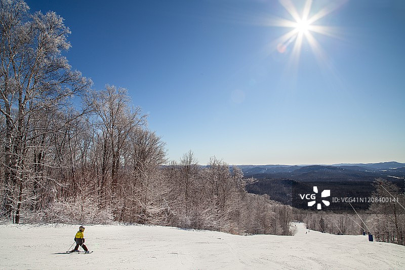 幼儿在翠湖山庄滑雪图片素材