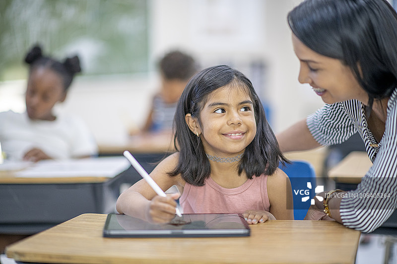 使用平板电脑的小学女生（库存照片）图片素材