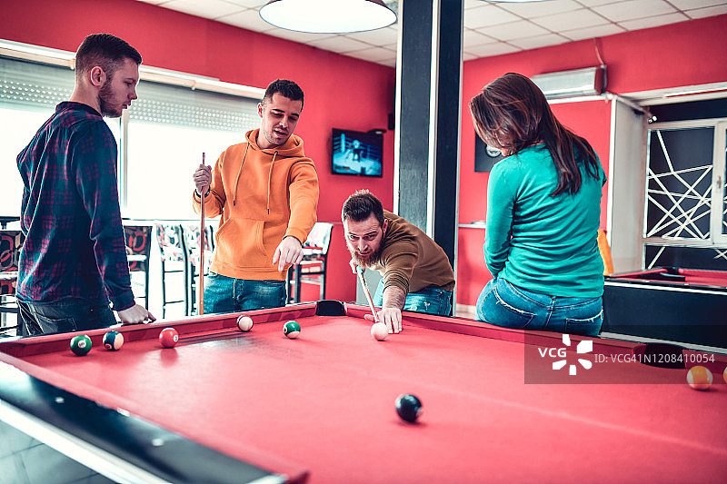 男人准备击打台球图片素材