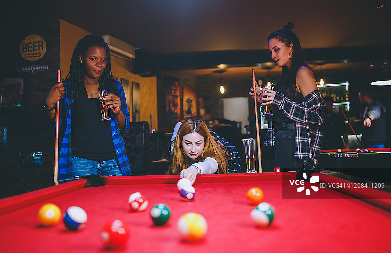 朋友们一起玩台球图片素材