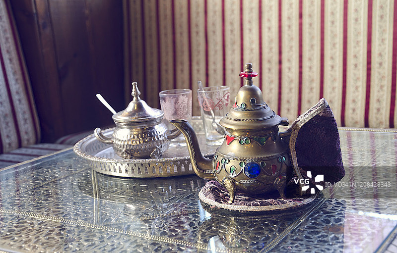 带茶杯和银糖罐的阿拉伯茶壶图片素材