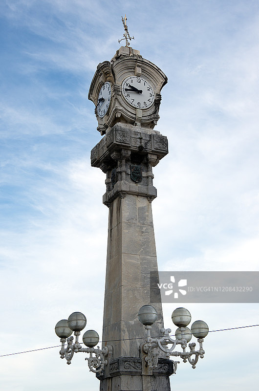 西班牙圣塞巴斯蒂安海滨大型时钟图片素材
