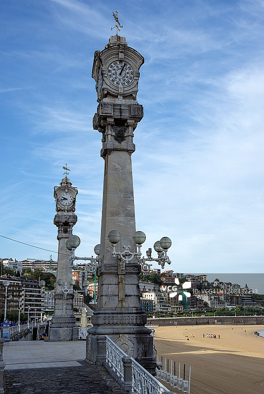 西班牙吉普斯夸省圣塞瓦斯蒂安海滨的大型钟表和气压计图片素材