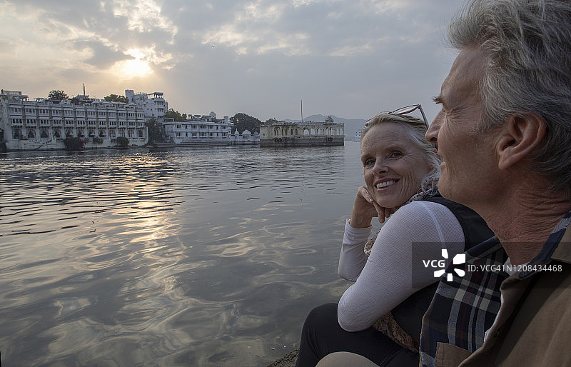 中年夫妇日出时探索河坛图片素材