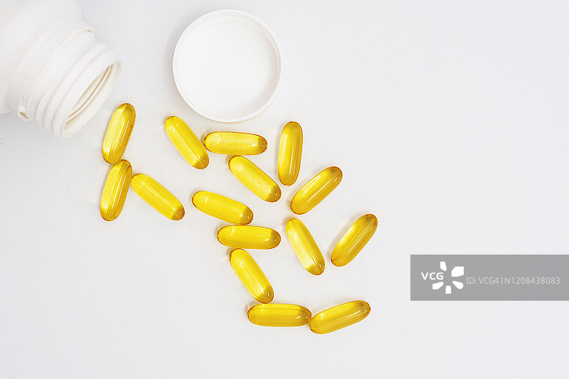 鱼油胶囊从瓶中洒落图片素材