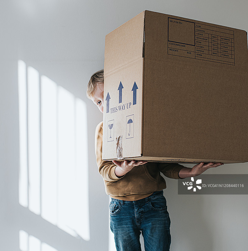 拿着纸板箱的男孩图片素材
