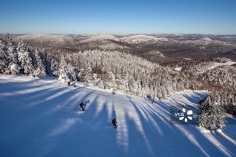 滑雪者眼中的翠湖山庄和劳伦琴山脉图片素材