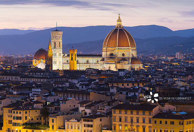 佛罗伦萨圣母百花大教堂与城市景观（黄昏）图片素材