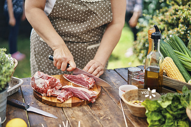在花园中烤制羊肉串图片素材