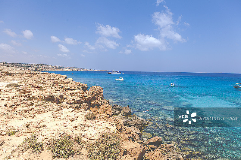 阿依纳帕蓝色泻湖的碧海和岩石海景图片素材