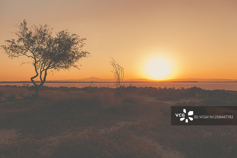 塞浦路斯拉纳卡夏季干盐湖上的多层次背景日落美景图片素材