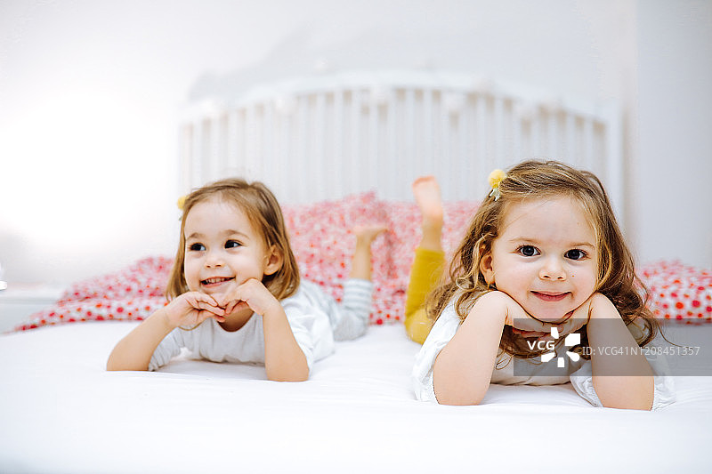 早上好，女孩们图片素材