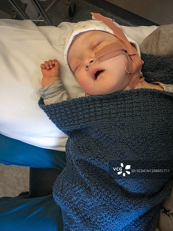 睡得很香的生病女婴图片素材
