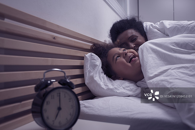 和妈妈的睡前时光图片素材