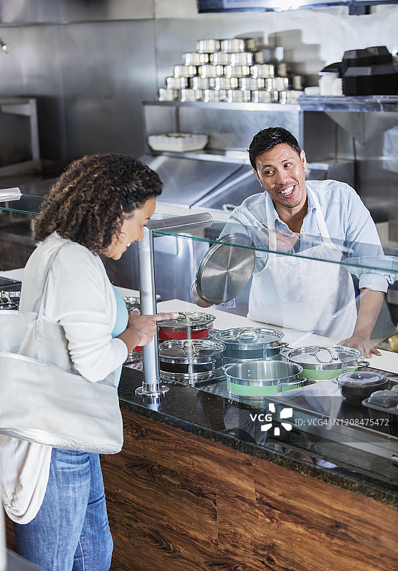 西班牙裔顾客在餐厅点餐图片素材
