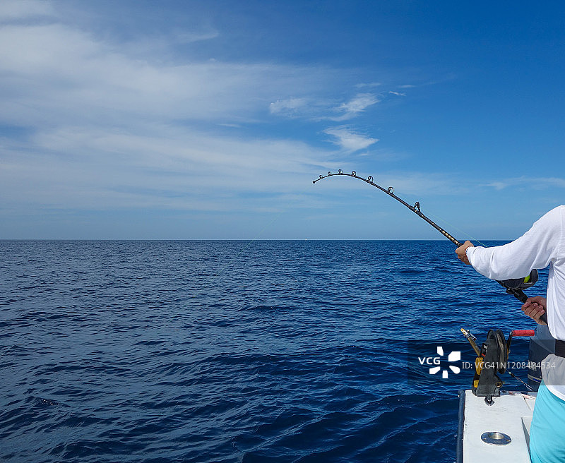 年轻的垂钓者图片素材