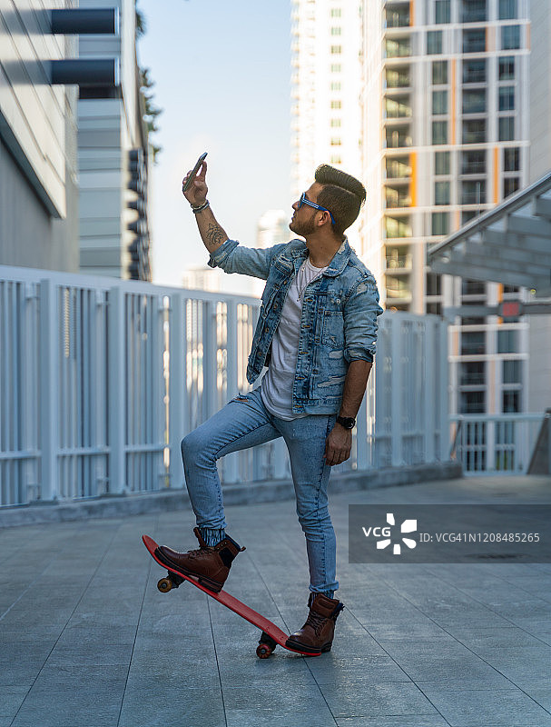 滑板前的自拍图片素材