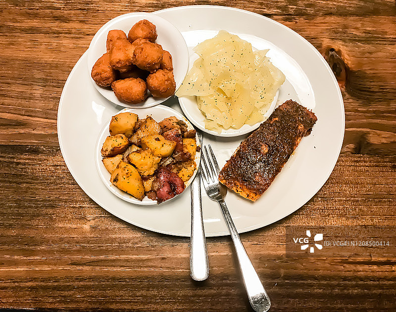 南方风味煎三文鱼、土豆、卷心菜和炸玉米饼图片素材