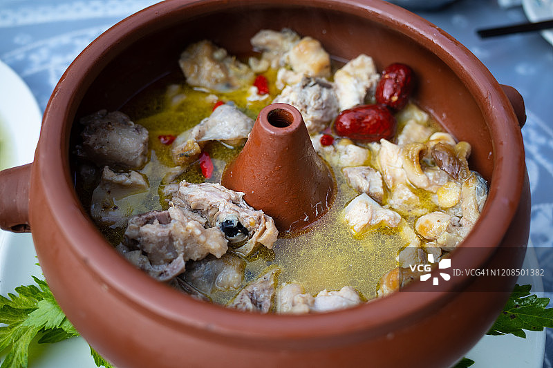 云南传统美食：汽锅鸡图片素材