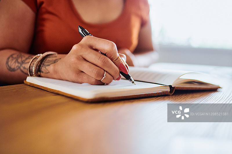 她正在整理财务图片素材