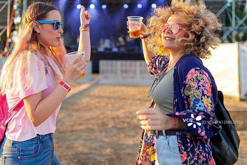 在音乐节上跳舞的年轻朋友们图片素材