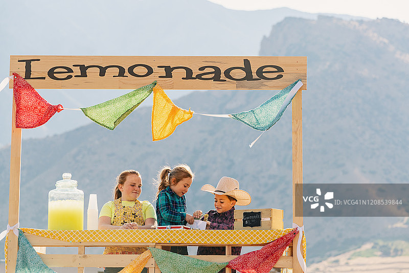 孩子们在柠檬水摊位上辛勤工作图片素材